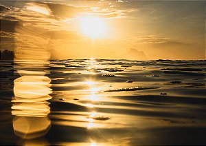 Belo nascer do sol com forte reflexo no mar