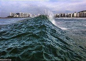 Fotografia aquática com cenário urbano ao fundo