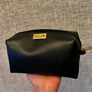 Necessaire Manu M preta personalizada com ferragens douradas