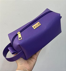 Necessaire Manu G alça lateral roxa personalizada com ferragens douradas