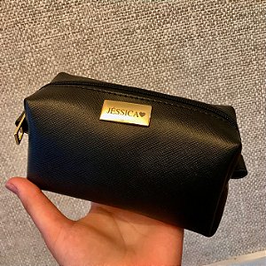 Necessaire Manu P preta personalizada com dourado