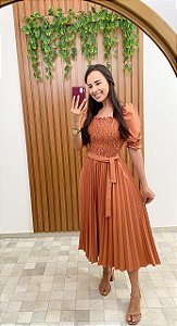 Vestido Midi Plissado Terracota claro com manga bufante e amarração na cintura gola quadrado