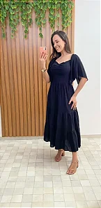 Vestido Preto midi com decote coração, drapeado no busto e mangas amplas tipo borboleta. Ele tem a saia em camadas, que dá movimento e leveza ao look.