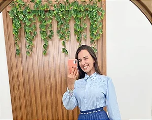 Camisa azul bordada e rendada