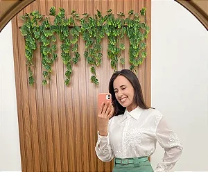 Camisa rendada e com flores
