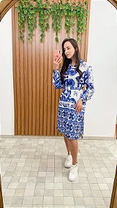 Vestido com camadas/folhos, com detalhes em renda e decote em V