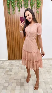 Vestido com camadas/folhos, com detalhes em renda e decote em V
