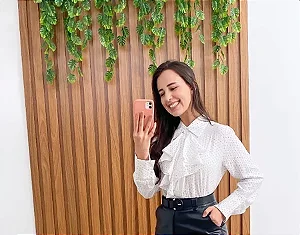 Camisa com amarração branca e bolinhas