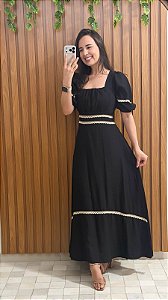 Vestido preto com mangas bufantes