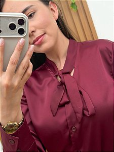 Camisa social de cetim vinho com detalhe de laço na gola