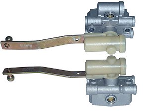 Valvula Nivel Knnor Traseiro LD ir.Haste Cur Mercedes O370/O371/O400/O500/OH1421L (0003282130)