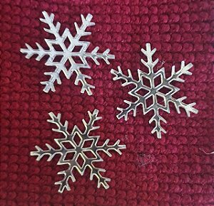 Botão ou aplicação Floco de Neve - Acrílico espelhado prata - Tamanho 3 cm (30mm) - *Embalagem com 6 unidades*