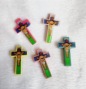 Crucifixo  - Cruz - em madeira com adesivo resinado - 37X19mm -  com 5 Unidades  - (Cores aleatórias)