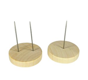 Suporte de Amigurumi - Madeira com pino em metal (4cm) - Kit com 2 unidades (1 unidade de 1 furo + 1 unidade de 2 furos)