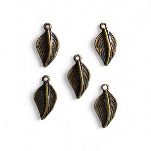 Pingente metal Folha Ouro Velho - 24x12mm - Pacote com 5 unidades