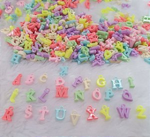 Pingente plástico letras - 1cm altura - pacote com 90 gramas com letras e cores aleatórias.