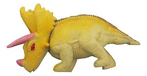 Dinossauro estica e puxa triceratops