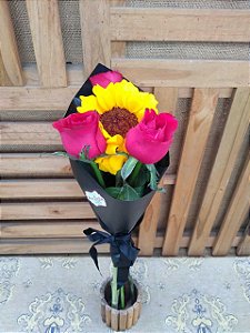 Mini Buquê Girassol All Black com Rosas