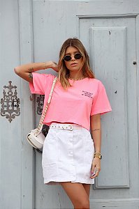 CROPPED GABI COM ESCRITA BORDADA ROSA FLUOR