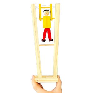 Trapezista de madeira - Brinquedo Educativo com Movimento