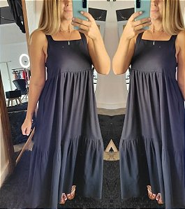 Vestido jardineira preto em camadas c bolsos