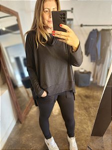 Blusa manga longa em moletinho preto c gola
