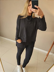 Blusa manga longa em moletinho c gola na cor preto
