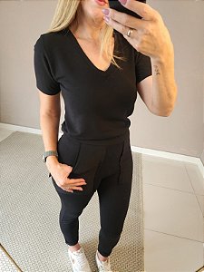 Camiseta moletinho de viscose gola V preto