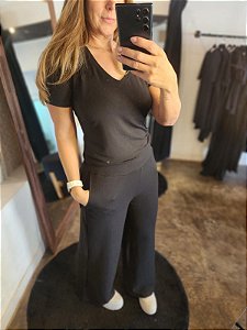Camiseta moletinho de viscose gola V preto