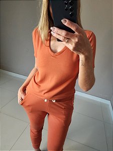 Camiseta moletinho de viscose gola V laranja