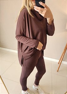 Blusa manga longa em moletinh c gola na cor marrom