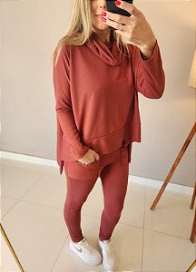 Blusa manga longa em moletinho c gola na cor terra