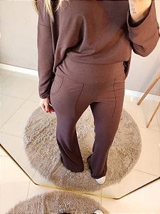 Calça flare no molet de viscose c bolsos marrom