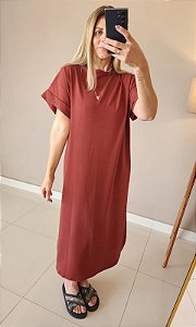 Vestido camisetão no moletinho midi na cor terra