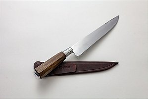 Faca em aço carbono 2,65 mm de espessura com cabo de madeira oitavado e bainha em couro.