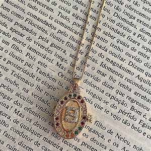 Colar relicário de letra colorido ( escolha a letra )