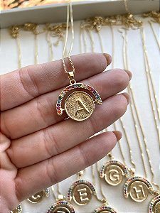 Colar de letra giratória dourada