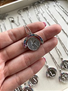 Colar de letra giratória ródio branco