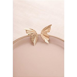 Brinco meia asa de borboleta desenhada
