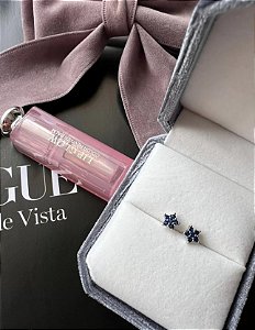 Brinco em formato de flor safira