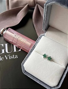 Brinco em formato de flor esmeralda