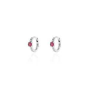Argola cravejada com ponto de luz pink na prata 925