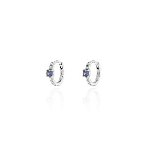 Argola cravejada com ponto de luz tanzanita na prata 925