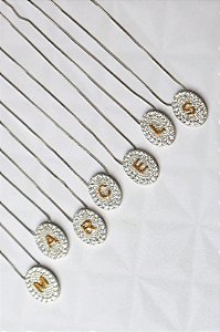 Colar de letra cravejado rodio branco e dourada (escolha a letra)