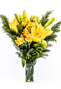 Arranjo de Lírios e Astromélias Amarelas