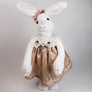 Coelha de pelúcia c/ vestido de renda nude 56cm