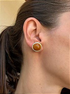 Brinco Botão Resina Dourado Marrom