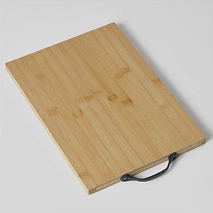 Tábua de corte com alça plástica.