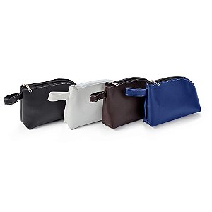 Necessaire em couro sintético preto com alça lateral.