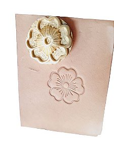 PINO LATÃO Gravação couro Flor 3  5CM